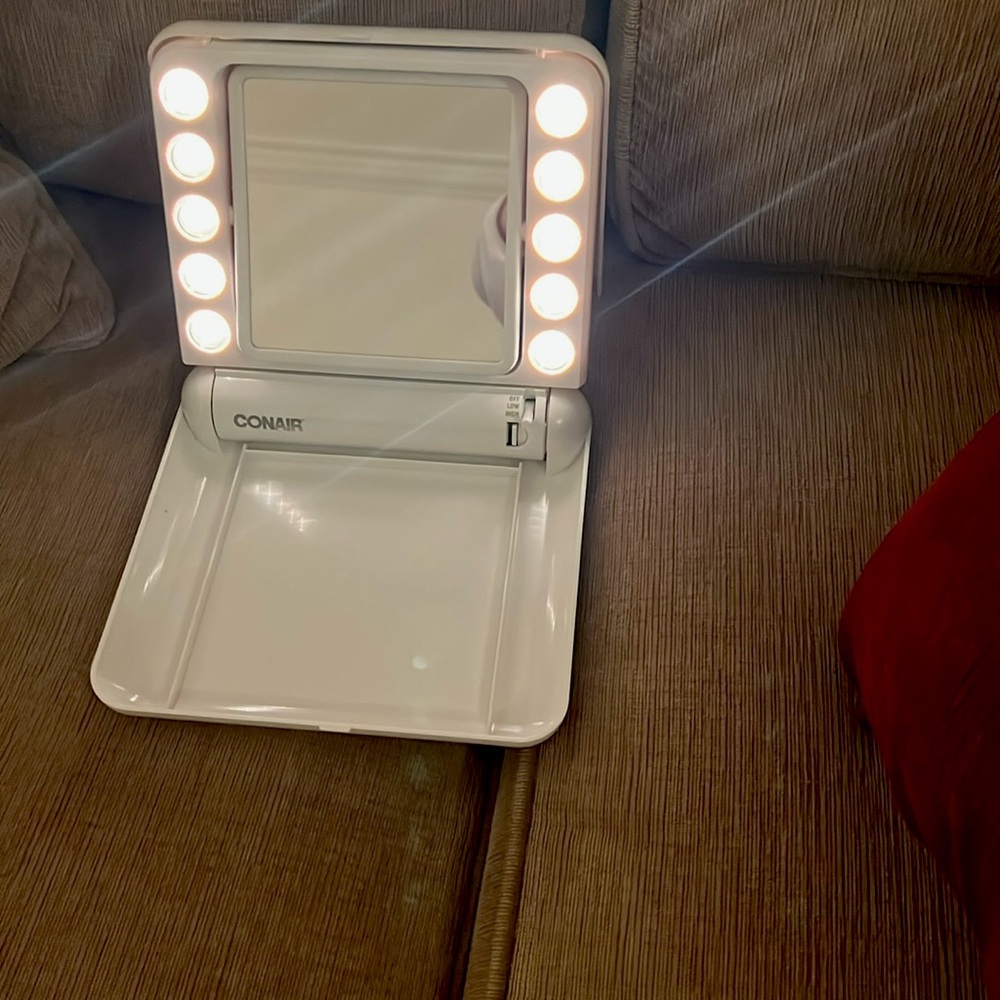 Conair Battery Operated White Travel Makeup Mirror with Lights